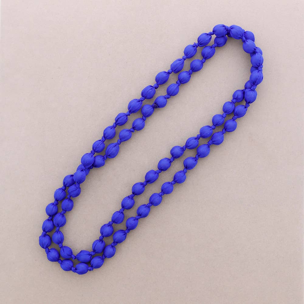 Lange Halskette mit stoffbezogenen Perlen, 160 cm (A): Electric blau