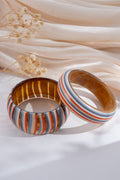 Trendige, breite, gestreifte, leuchtende, bunte Resin‑Armbänder