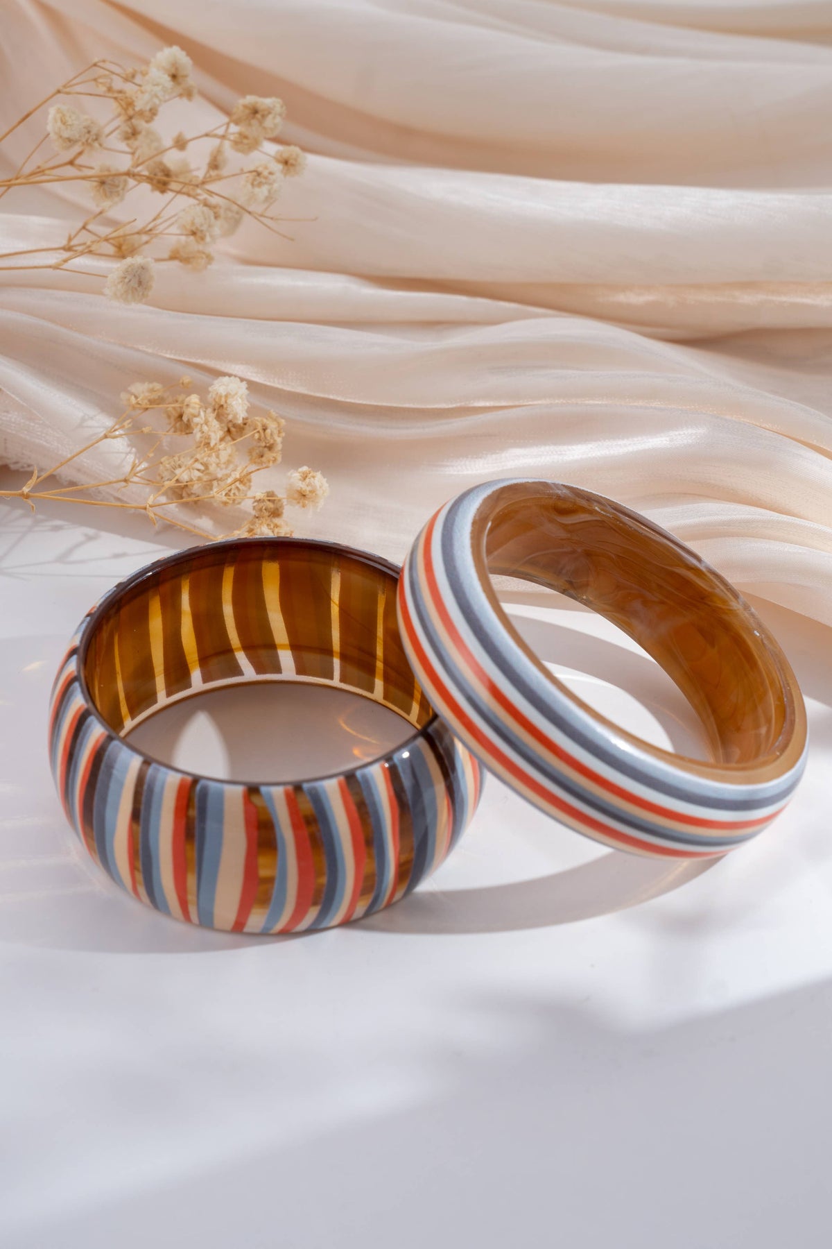 Trendige, breite, gestreifte, leuchtende, bunte Resin‑Armbänder
