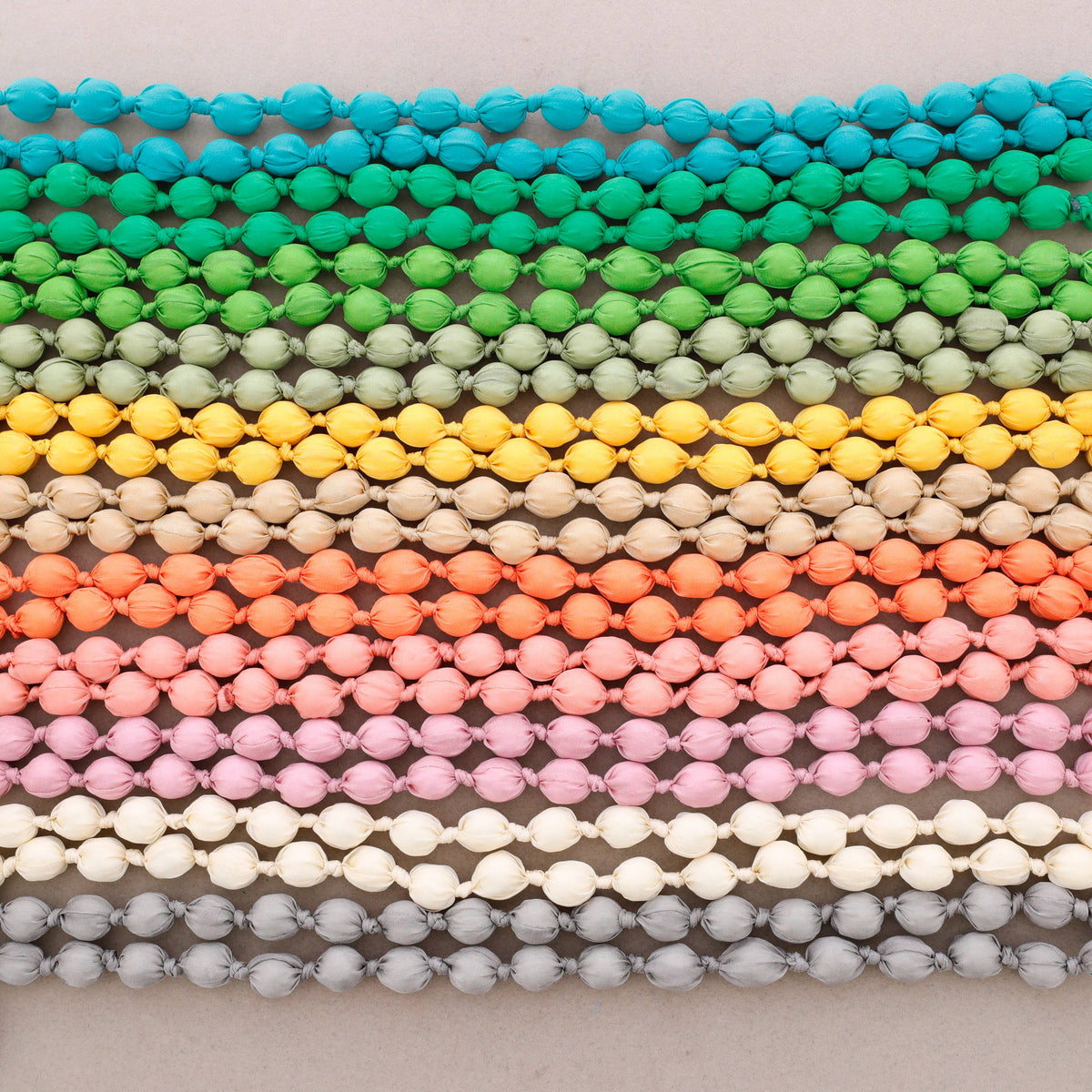 Lange Halskette mit stoffbezogenen Kugeln 160cm (B): Fuchsie