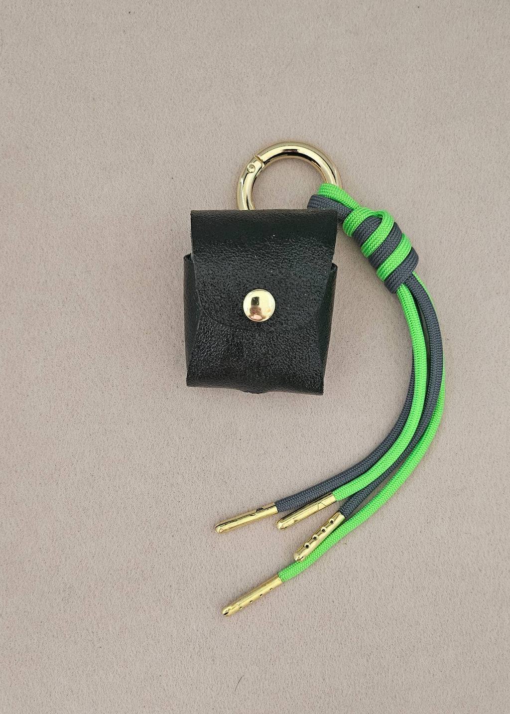 Leder-Kopfhörerhalter, Taschenanhänger: Mit Schnur / Golden