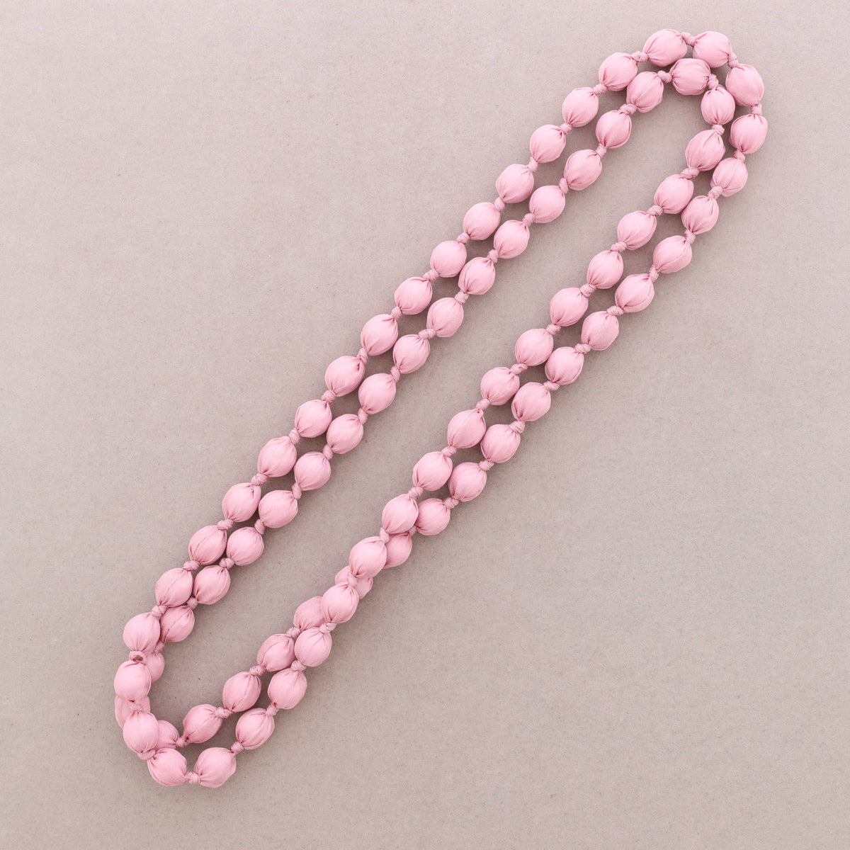 Lange Halskette mit stoffbezogenen Kugeln 160cm (B): Fuchsie