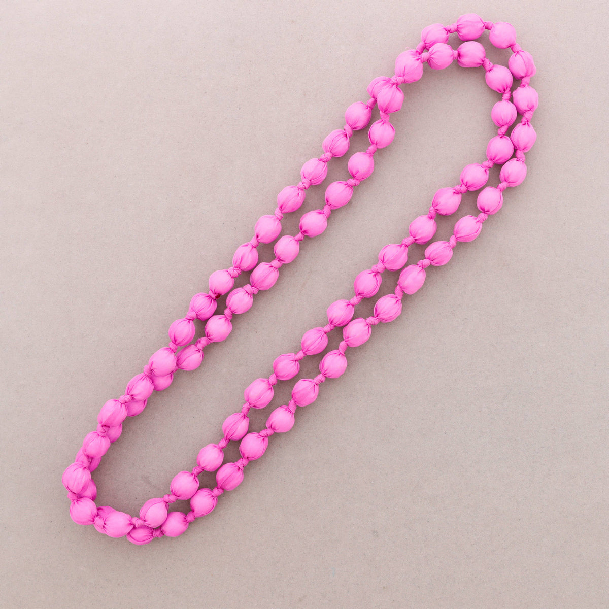 Lange Halskette mit stoffbezogenen Kugeln 160cm (B): Fuchsie