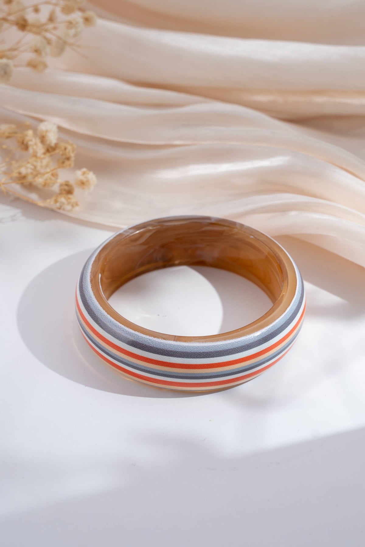 Trendige, breite, gestreifte, leuchtende, bunte Resin‑Armbänder