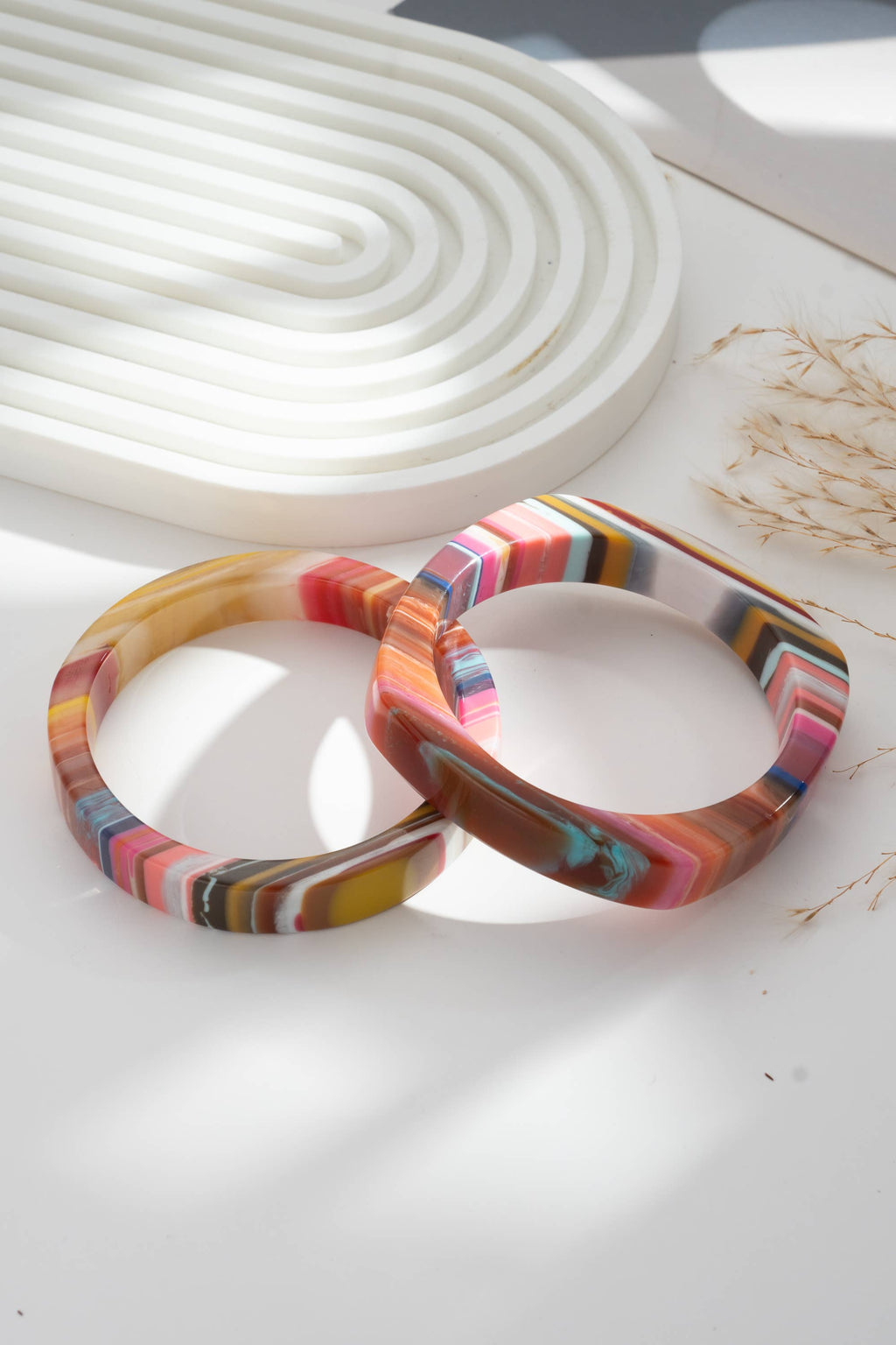 Set aus zwei Armbändern aus Harz, mehrfarbig, rund, rechteckig, schick