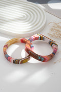Set aus zwei Armbändern aus Harz, mehrfarbig, rund, rechteckig, schick