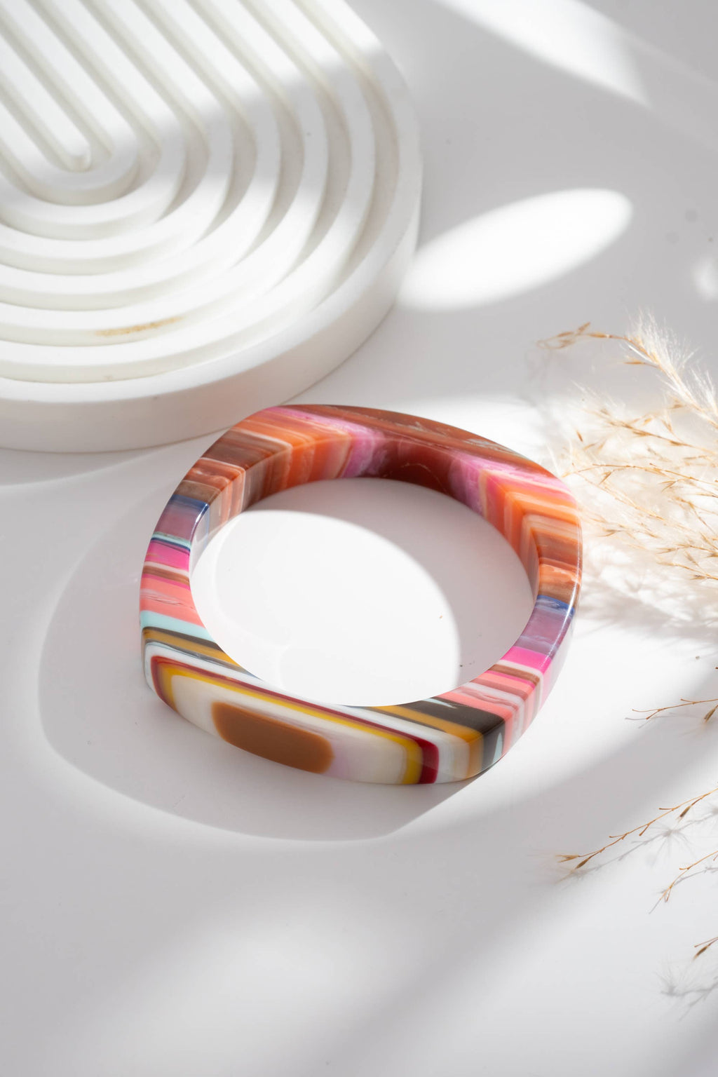 Set aus zwei Armbändern aus Harz, mehrfarbig, rund, rechteckig, schick
