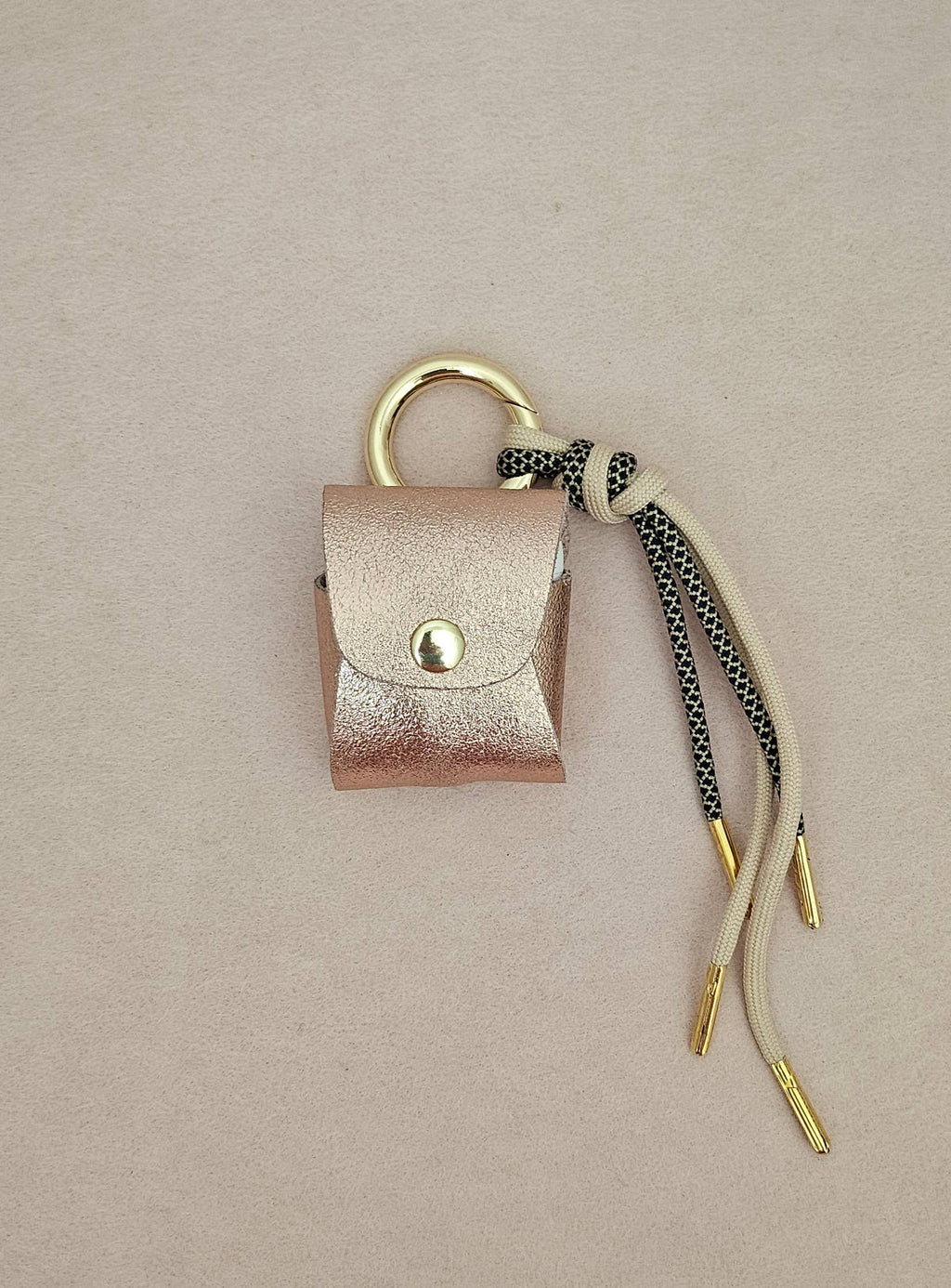Leder-Kopfhörerhalter, Taschenanhänger: Mit Schnur / Canard