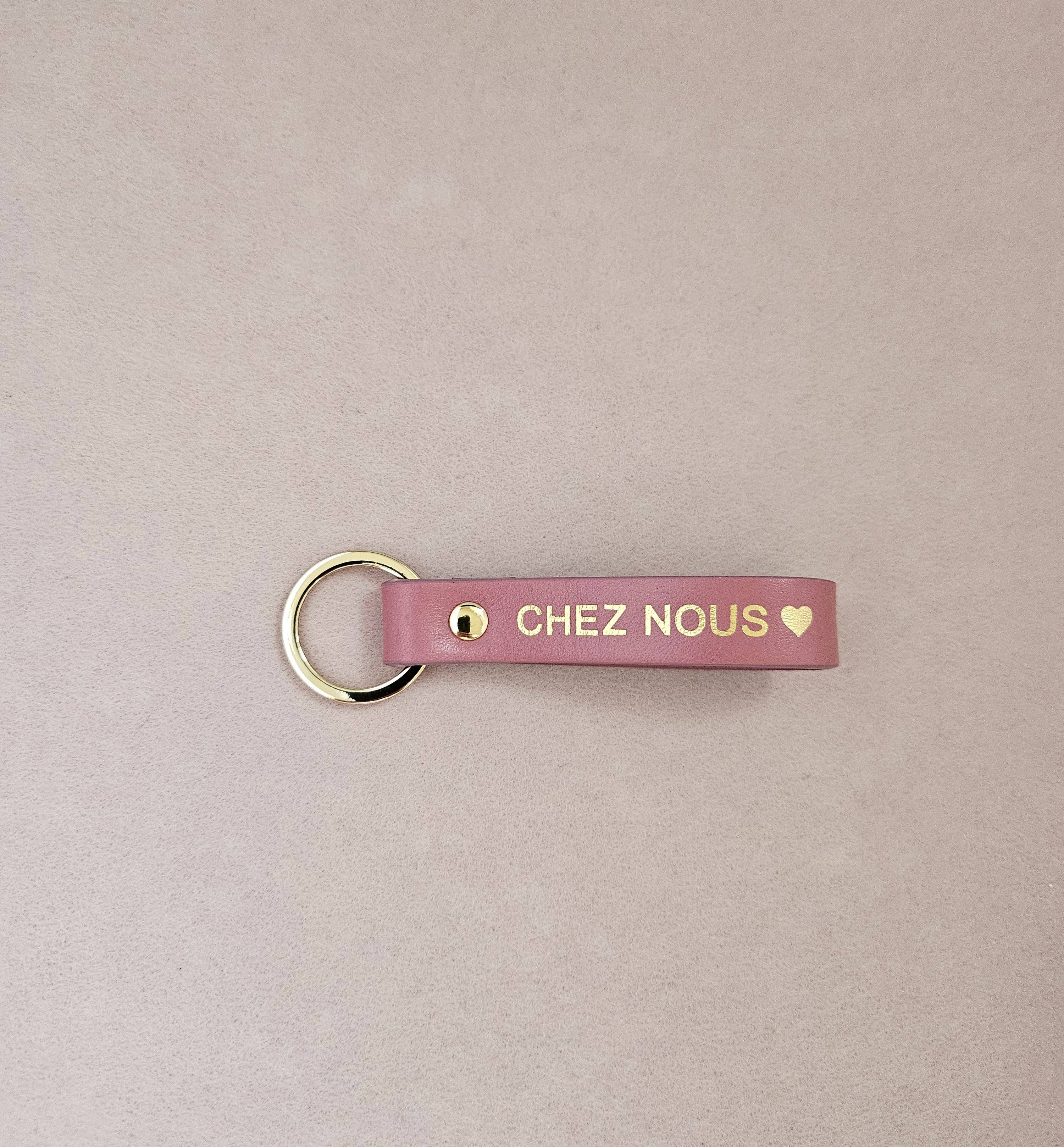 Personalisierter Leder-Schlüsselanhänger „Sweet Home / Chez Nous“: Metallic Fuchsia / Franzose / SÜSSES ZUHAUSE ♥