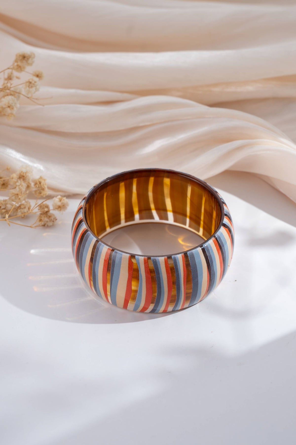 Trendige, breite, gestreifte, leuchtende, bunte Resin‑Armbänder