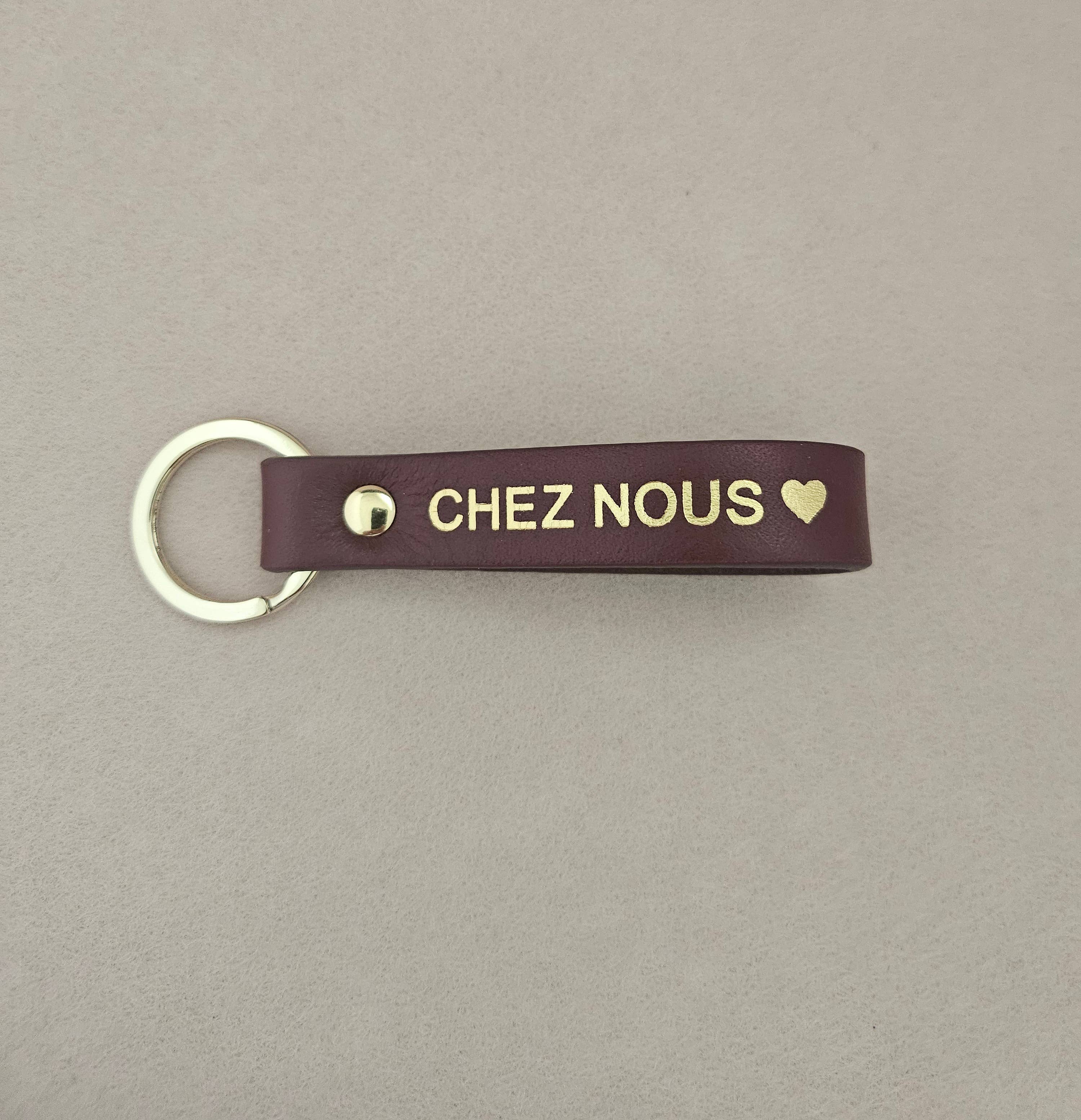 Personalisierter Leder-Schlüsselanhänger „Sweet Home / Chez Nous“: Metallic Fuchsia / Franzose / SÜSSES ZUHAUSE ♥