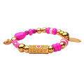 LizzyMae Armband aus Edelstahl mit goldfarbenen Anhängern in Fuchsia