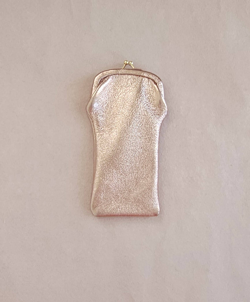 Brillenetui aus Leder mit Retro-Verschluss: Fuxia