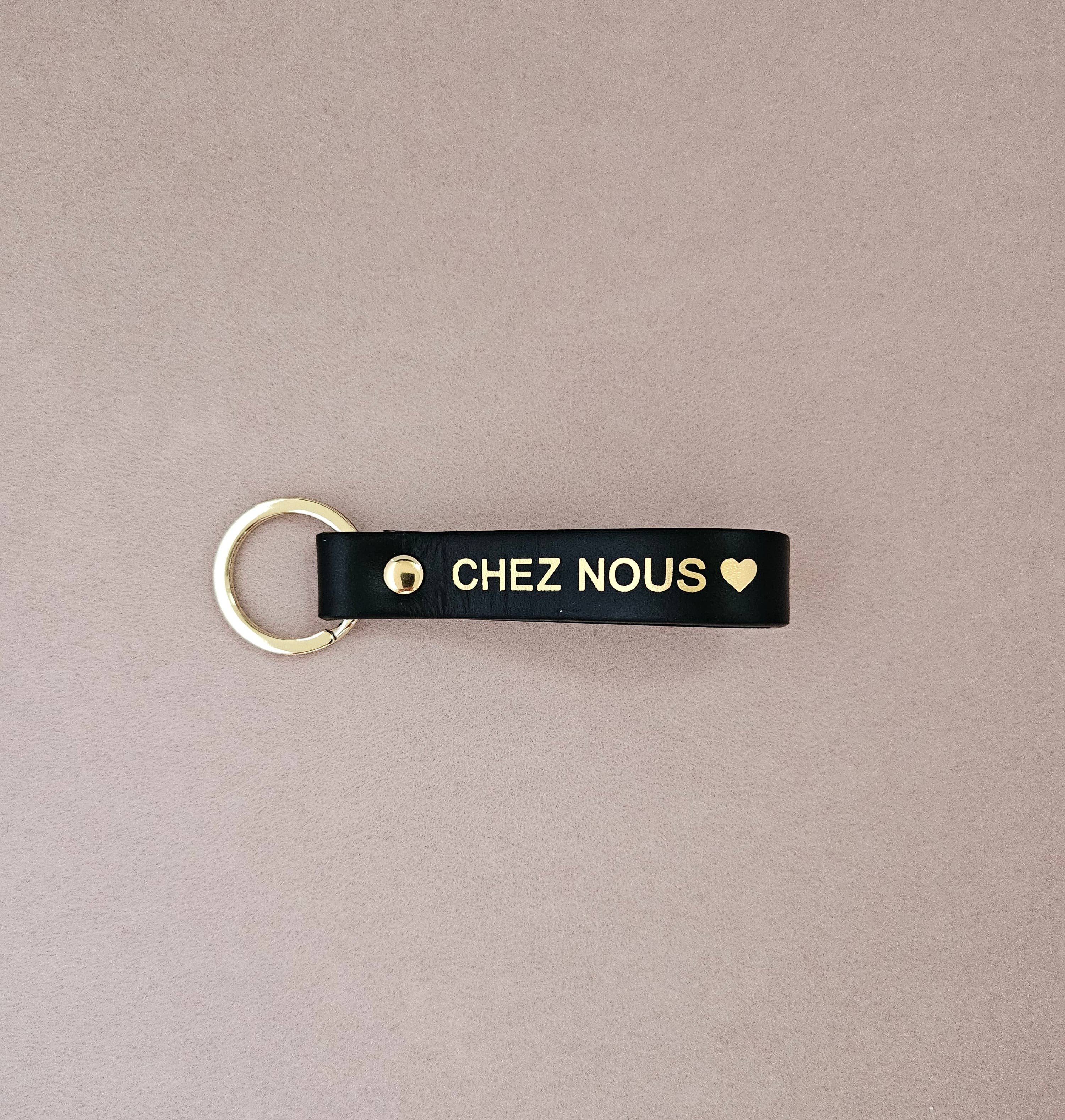 Personalisierter Leder-Schlüsselanhänger „Sweet Home / Chez Nous“: Metallic-Rot / Franzose / SÜSSES ZUHAUSE ♥