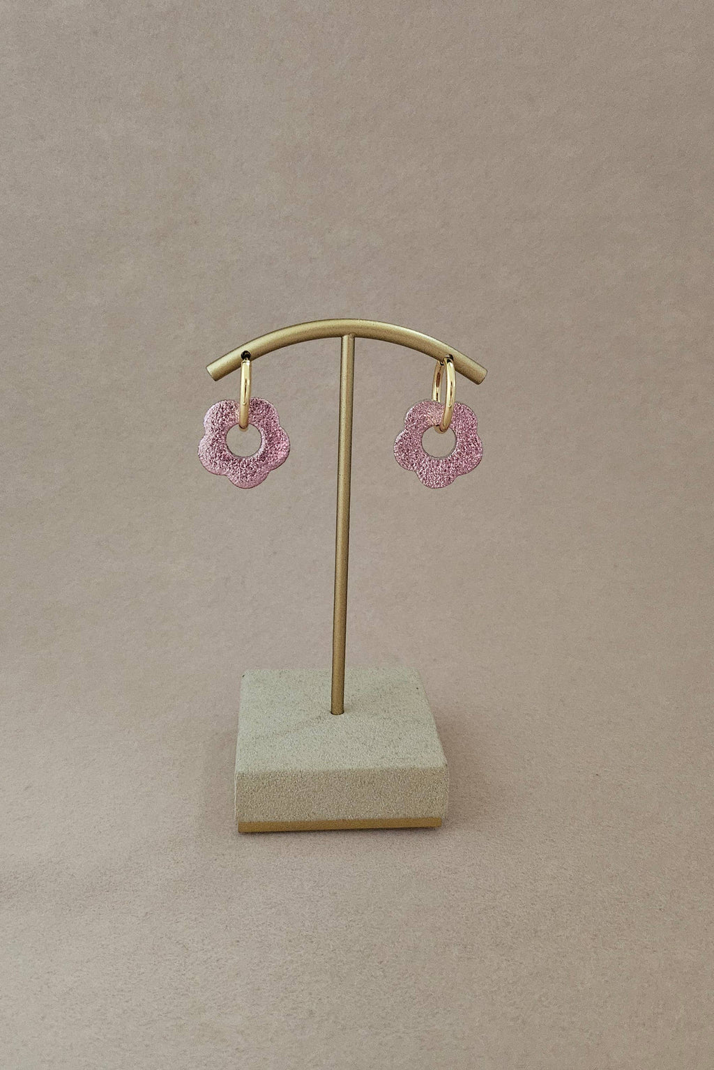 Upcycling-Lederblüten-Creolen: Fuxia