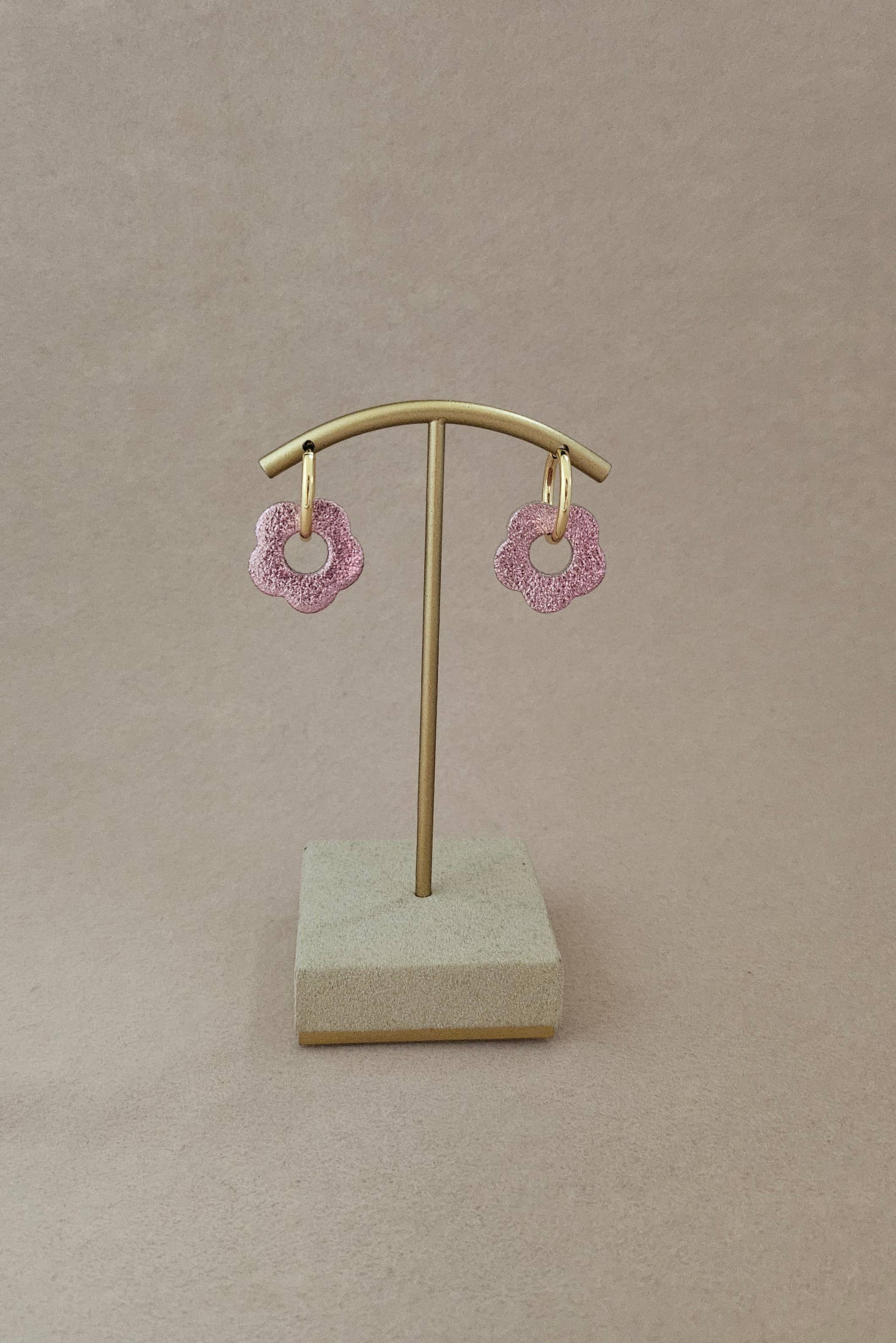 Upcycling-Lederblüten-Creolen: Fuxia