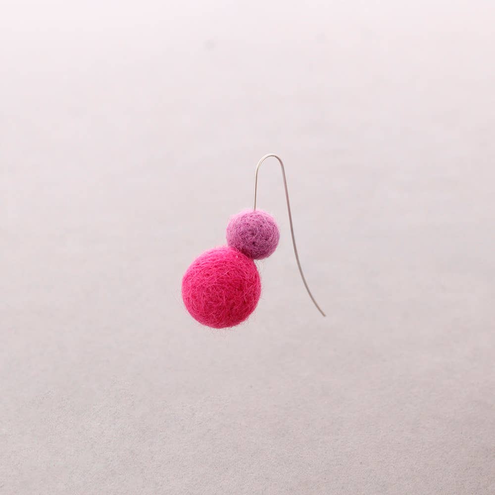 Wollkugel-Ohrringe: Fuchsie