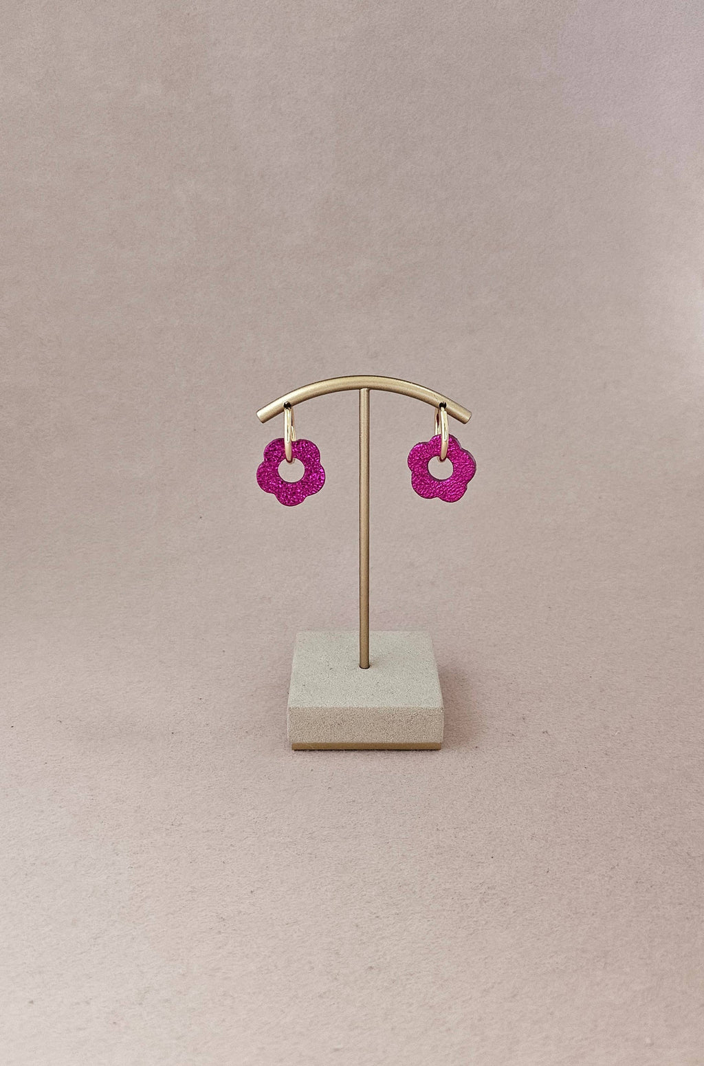 Upcycling-Lederblüten-Creolen: Fuxia