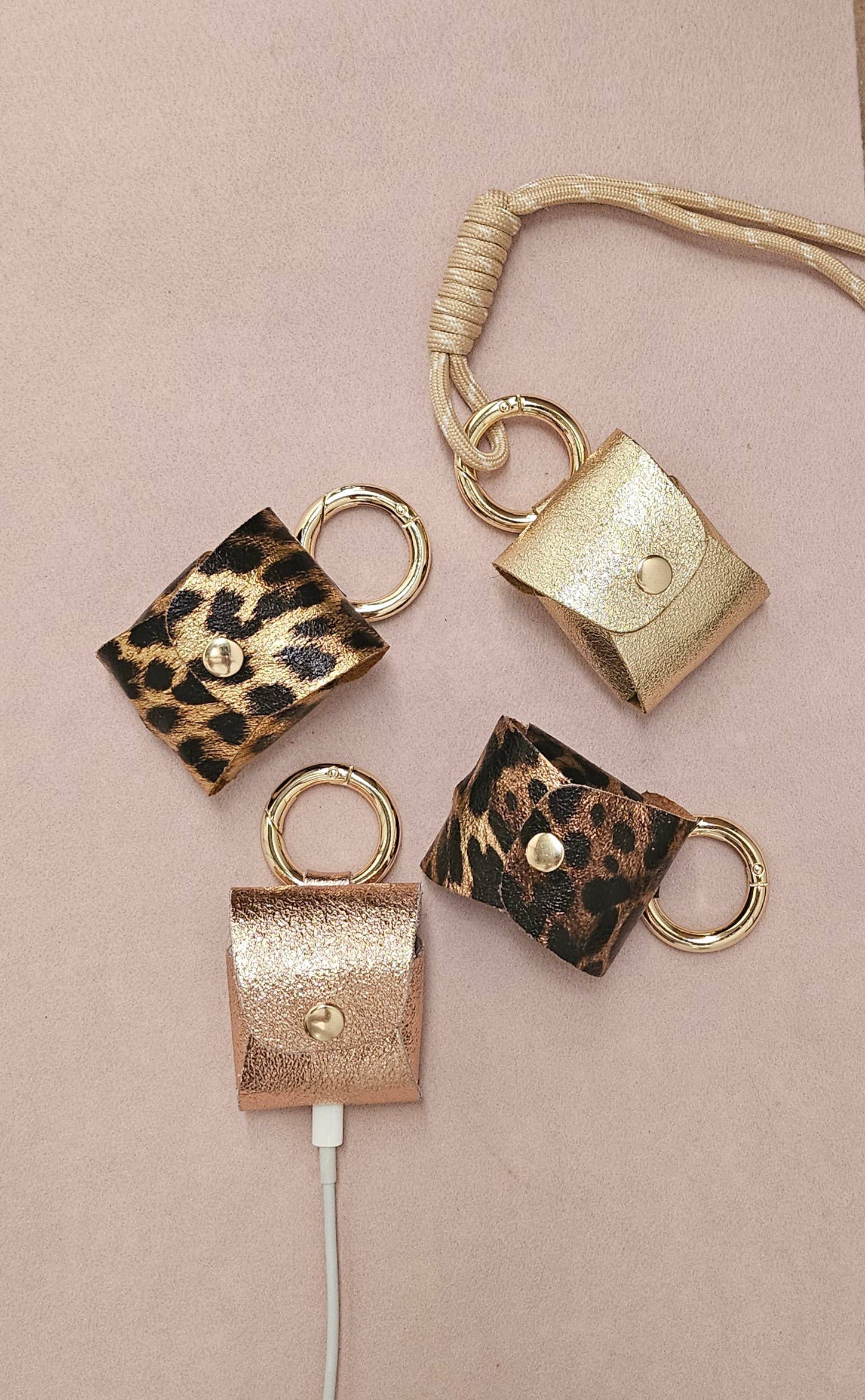 Leder-Kopfhörerhalter, Taschenanhänger: Mit Schnur / Golden