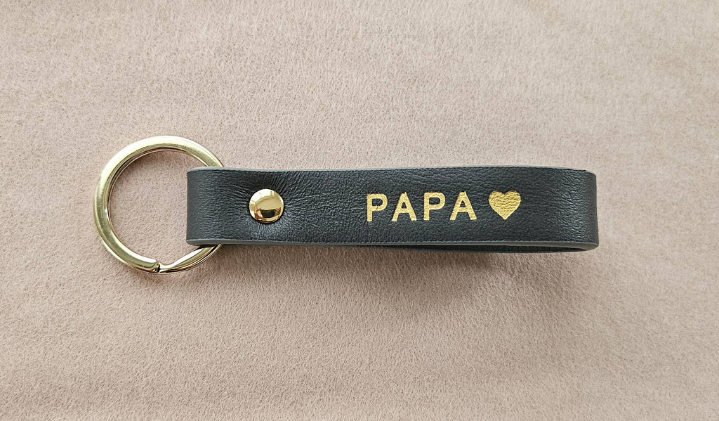 Personalisierter Leder-Schlüsselanhänger „Sweet Home / Chez Nous“: Metallic-Rot / Franzose / SÜSSES ZUHAUSE ♥