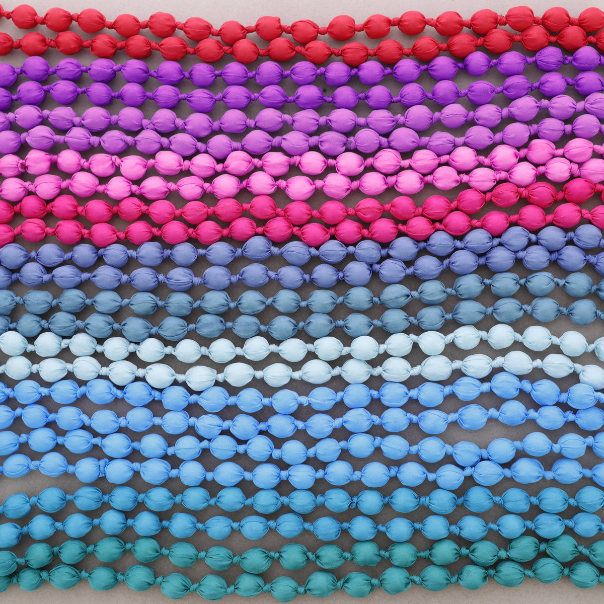 Lange Halskette mit stoffbezogenen Kugeln 160cm (B): Fuchsie