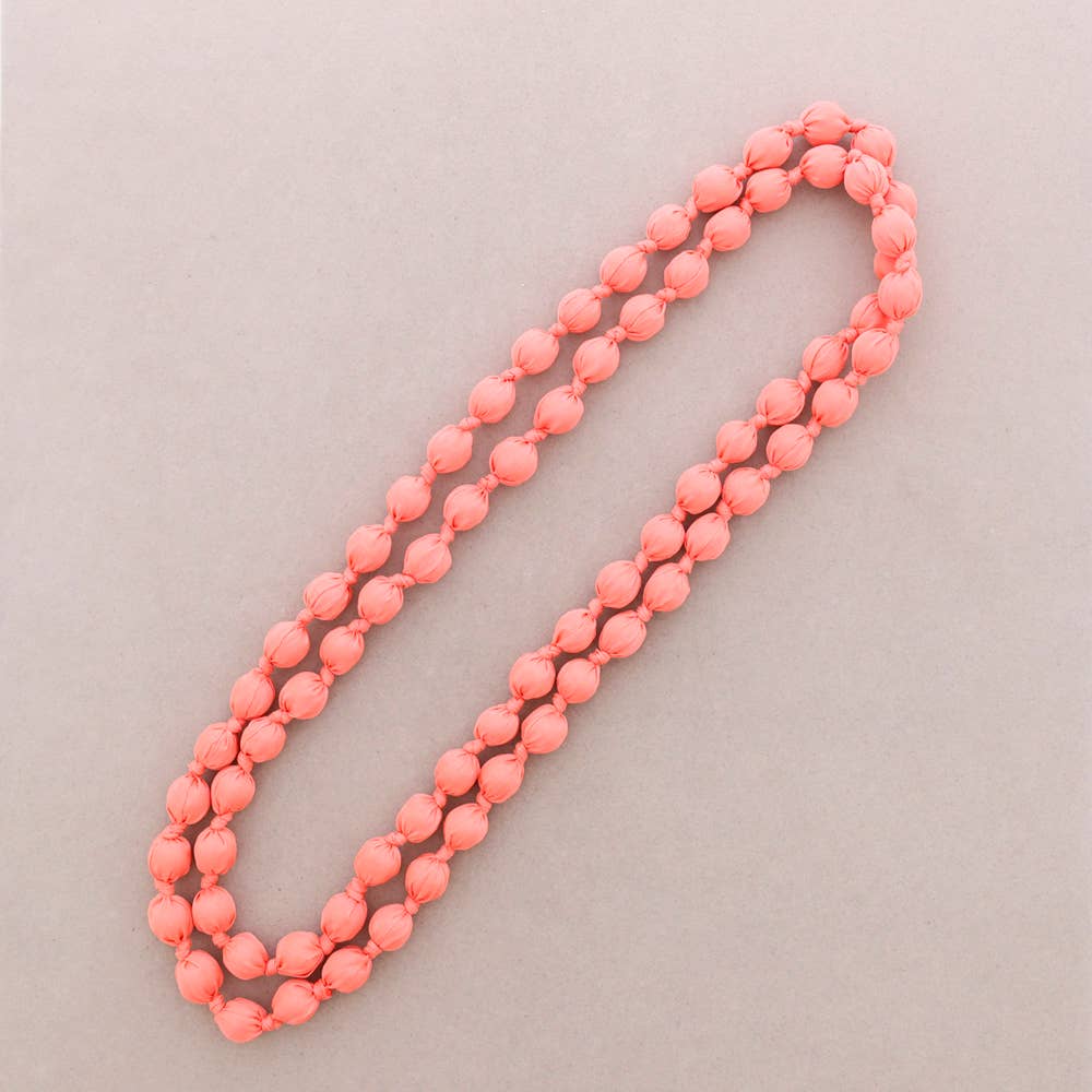 Lange Halskette mit stoffbezogenen Perlen, 160 cm (A): Fuchsie