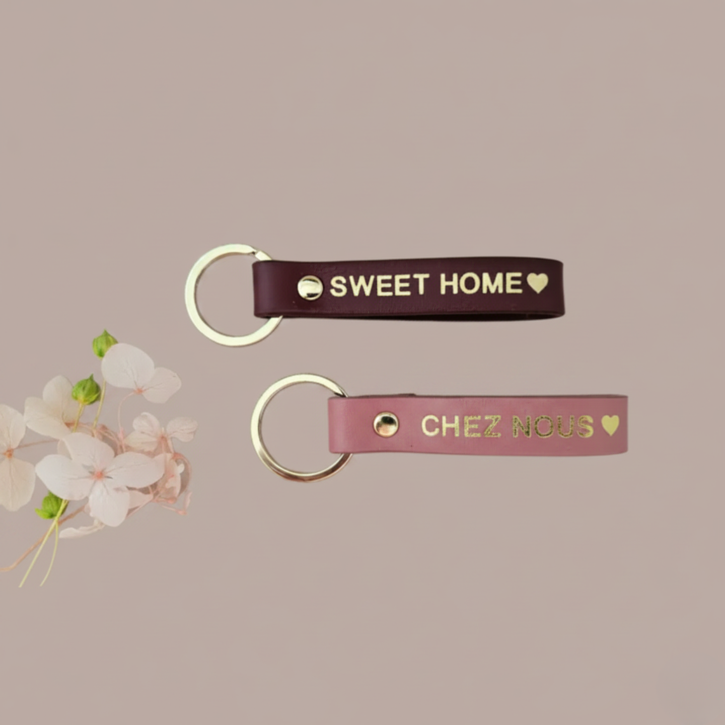 Personalisierter Leder-Schlüsselanhänger „Sweet Home / Chez Nous“: Metallic Fuchsia / Franzose / SÜSSES ZUHAUSE ♥