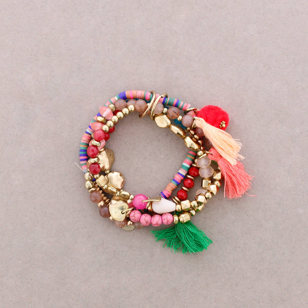 Vierreihiges Perlenarmband mit Bommel und Quasten: Einzelne Farbe