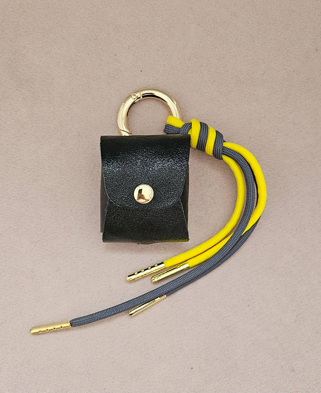 Leder-Kopfhörerhalter, Taschenanhänger: Mit Schnur / Leichter Leopard